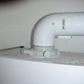 Abgasführung nicht korrekt auf dem Abgasstutzen angebracht. Verbrennungsluft wird aus dem Raum entnommen