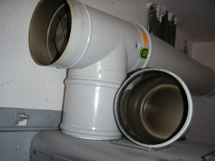 Ruß in der Verbrennungsluftzuführung durch Rauchgase des Kamins